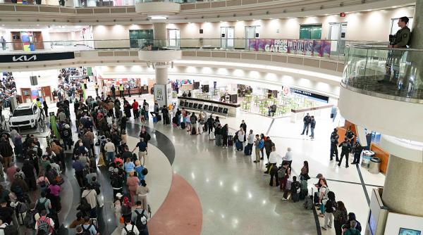 record istoric in sua guvernul este partial inchis de 44 de zile aeroporturile in haos inainte de cupa mondiala