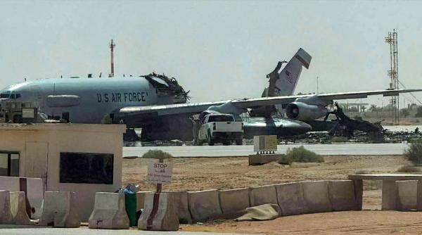 Imagini cu avionul-radar SUA distrus de Iran în baza din Arabia Saudită. Zelenski: Baza a fost fotografiată de trei ori de Rusia