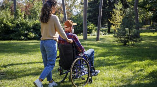 O îngrijitoare a primit 630.000 euro și o mașină de la bătrânul de care avea grijă. A rămas cu banii, în ciuda contestațiilor familiei