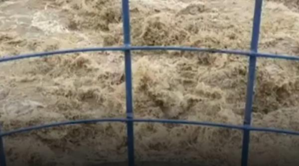 o localitate din judetul vrancea se afla sub amenintarea unei viituri iar pompierii au intervenit pentru a instala diguri de protectie