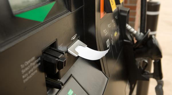 polonia plafoneaza preturile la benzina si motorina tva si accizele la carburanti se reduc cat va costa un litru de combustibil