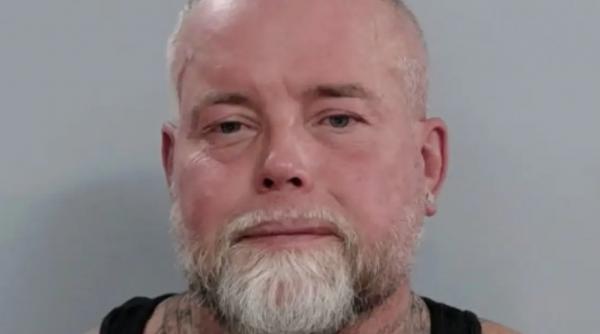 un barbat care a castigat 167 de milioane de dolari la loterie a fost prins ca fura 12 000 de dolari si a fost arestat