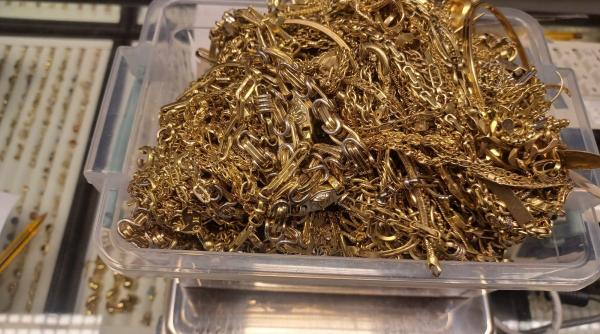 anaf a confiscat 21 kg de bijuterii din aur si 69 de milioane de lei de la o societate care facea schimb valutar ilegal