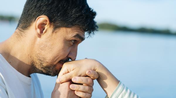 decizie istorica in spania sarutarea mainii unei femei poate fi agresiune sexuala