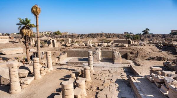 descoperire arheologica neasteptata in egipt in timpul unor lucrari o stela de piatra a fost gasita langa un templu antic din luxor