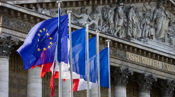 Guvernul francez acuză autoritățile locale care au dat jos steagul UE de pe primării de „trădare”
