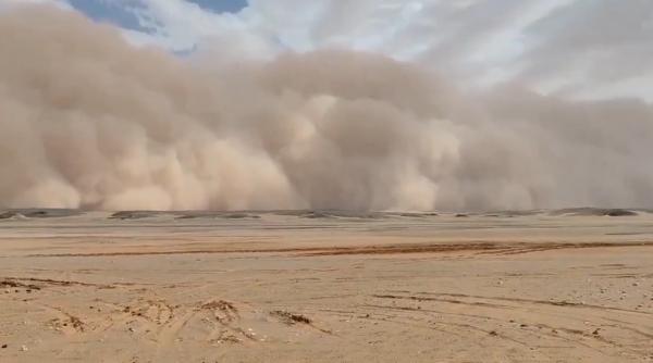 imagini din satelit cu o furtuna de nisip impresionanta in nord vestul africii zidul de praf s a intins pe 1 500 de kilometri