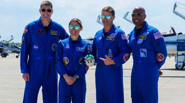 obiectele personale pe care echipajul artemis ii le va duce pana la luna comandatul si a facut testamentul si l a dat copiilor sai