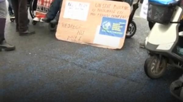 sute de persoane cu dizabilitati protesteaza in piata victoriei nemultumite de facilitatile la plata impozitelor pe imobile si masini