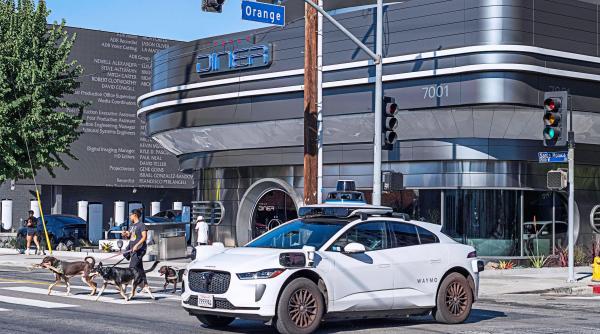 culmea inteligentei artificiale tesla lui elon musk recunoaste ca unele robotaxiuri sunt conduse de la distanta de oameni