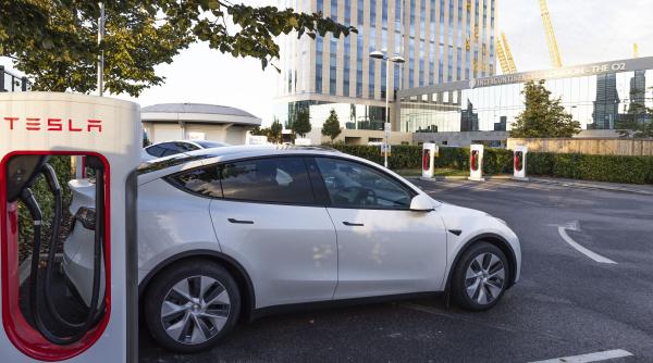 culmea inteligentei artificiale tesla lui elon musk recunoaste ca unele robotaxiuri sunt conduse de la distanta de oameni