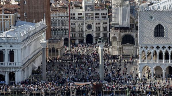 exasperati de valurile de vizitatori italienii au anuntat masuri noi pentru combaterea supraturismului care se aplica din 2026