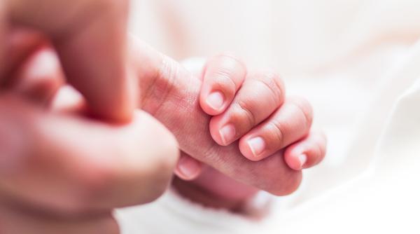 o femeie care a avut relatii cu gemeni identici a nascut un copil si nici macar testul adn nu poate stabili care din ei este tatal