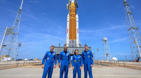 NASA trimite în această noapte primul zbor cu echipaj uman spre Lună, după 50 de ani. Urmăriți live pregătirile și lansarea