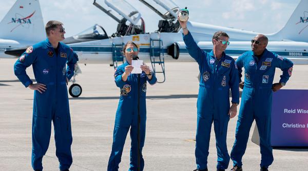 pana la luna si inapoi nasa lanseaza in aceasta noapte primul zbor cu echipaj uman spre luna orarul lansarii