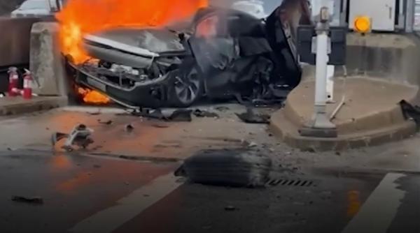 sofer salvat dintr o masina in flacari dupa un accident la o bariera de taxare