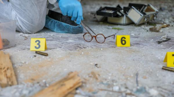 trei ipoteze in cazul mortii medicului gasit injunghiat in casa apropiatii lui au fost exclusi incendiul a fost provocat de criminal