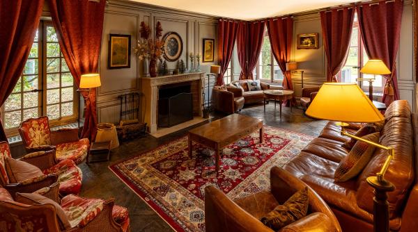 un conac luxos din franta care i a apartinut lui karl lagerfeld se vinde mai ieftin decat unele apartamente din bucuresti