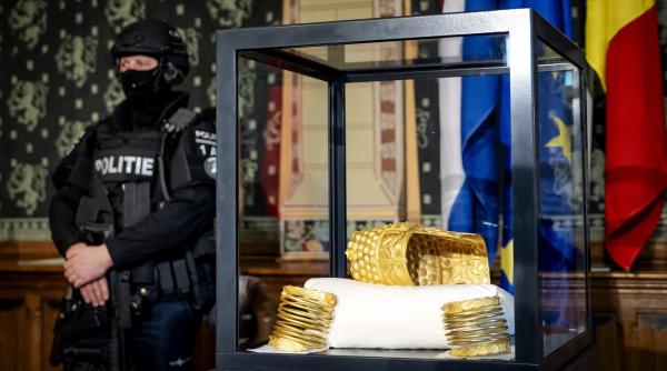 Cum arată acum coiful de la Coțofenești și cele două brățări dacice, furate și recuperate în Olanda