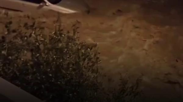 dezastru in grecia unde e cod rosu de ploi si inundatii un om a murit luat de viituri scoli inchise in attica un pod s a prabusit e