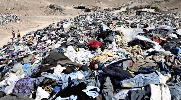 marea groapa de gunoi la moda un munte de haine cu etichete de firma pe care nimeni nu le mai vrea a aparut in atacama