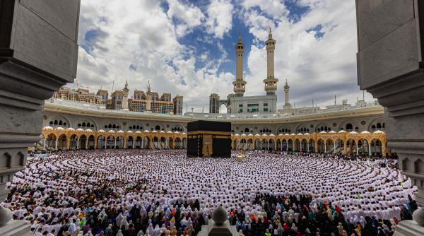 pelerinii vor zbura direct la mecca arabia saudita construieste un aeroport in orasul sfant