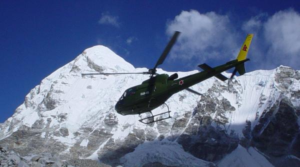 Escrocherie de 20 de milioane de dolari pe Everest. Șerpași acuzați că otrăveau alpiniștii ca să provoace salvări false cu elicopterul