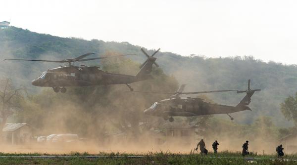pentagonul a adus elicoptere de atac apache la baza mihail kogalniceanu