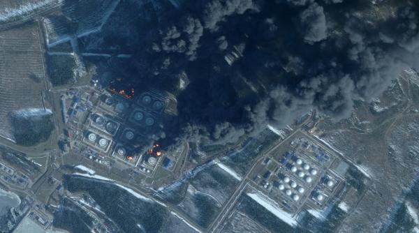 Ucrainenii au distrus 40% din capacitatea de stocare a petrolului la cel mai mare port al Rusiei la Baltică. Fumul se vede din Finlanda