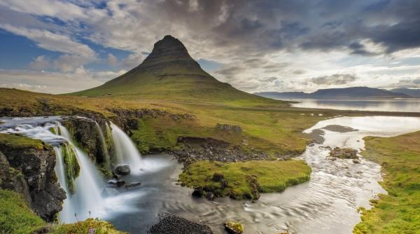 O companie aeriană oferă o vacanță de 10 zile complet plătită în Islanda, plus 43.000 €. Trebuie doar să faci fotografii proaste