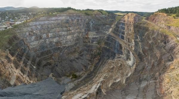 o tara din africa devine un jucator cheie pe piata aurului dupa deschiderea uneia dintre cele mai mari mine de pe continent