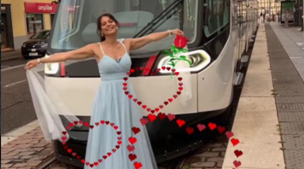 Sandra s-a căsătorit cu un tramvai de care este îndrăgostită nebunește: „Suntem trei în relație”