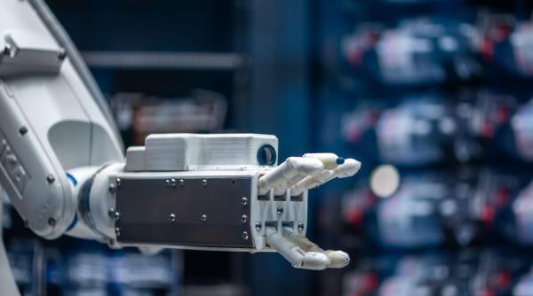 SUA riscă să piardă cursa pentru dominația AI cu China: Jumătate din centrele de date planificate sunt blocate sau anulate