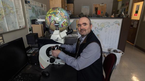 A fost descoperit un nou mineral într-un diamant format în adâncul Pământului. A primit numele unui geochimist