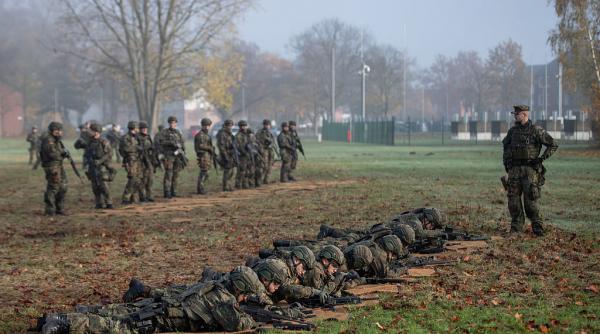 „Amintește de RDG și era Zidului Berlinului”. Este scandal în Germania, după noua lege a serviciului militar