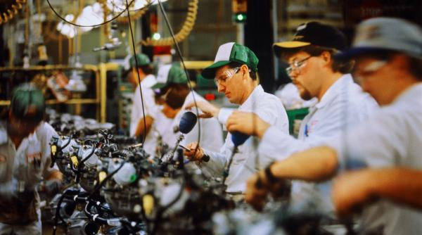 orice dar nu masini ar putea productia de armament sa salveze industria auto din europa