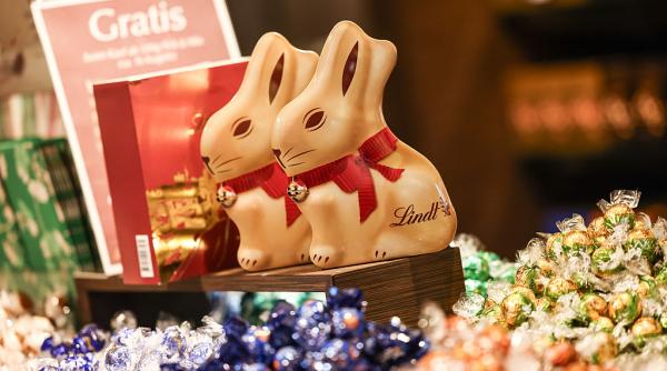 un angajat al unui magazin a fost concediat dupa ce a incercat sa opreasca un hot care furase iepurasi de ciocolata de paste