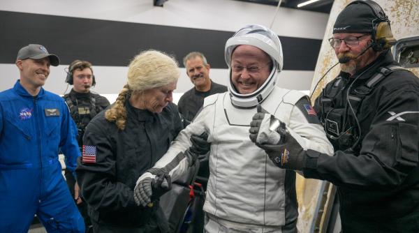 un astronaut si a pierdut abilitatea de a vorbi in spatiu si nimeni nu stie de ce