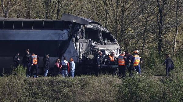 Accident grav în Franța: Un tren TGV a intrat într-un camion militar. Mecanicul a murit, mai mulți pasageri răniți