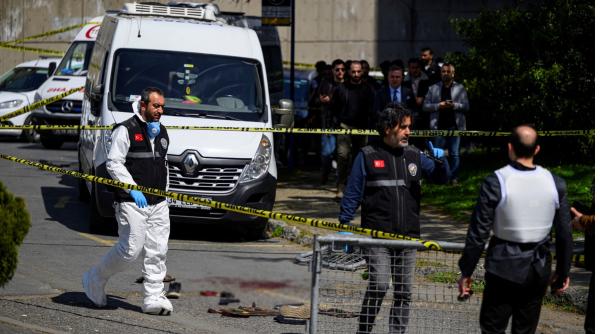 atac terorist langa consulatul isarelului din istanbul doi politisti au fost impuscati un atacator a fost ucis si doi neutralizati