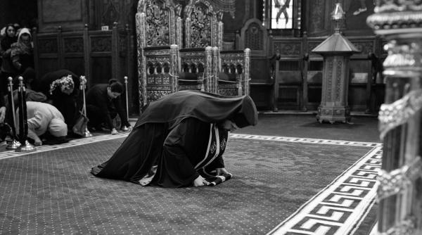 cand se trece pe sub masa de paste 2026 si ce semnificatie are obiceiul