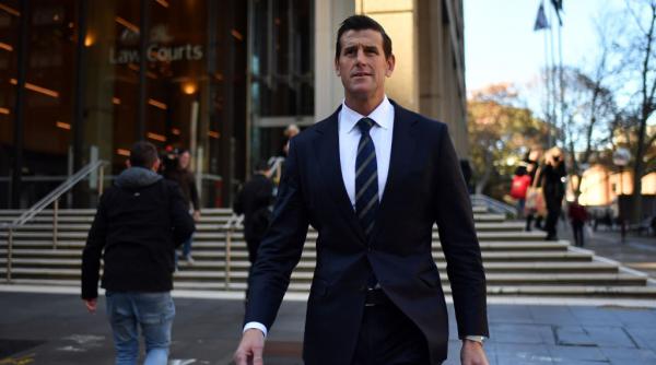 cel mai decorat soldat australian in viata a fost arestat sub acuzatia de crime de razboi a fost ridicat direct de pe aeroport