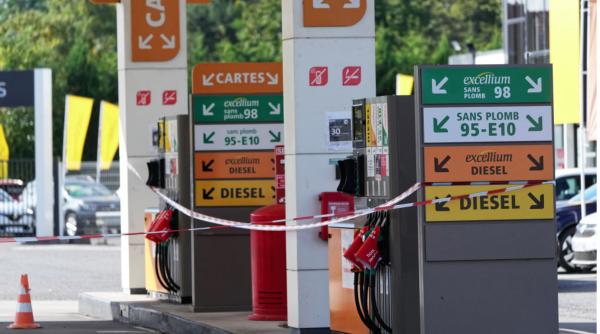criza combustibililor 18 dintre benzinarii au ramas deja fara unii carburanti pe care ii vand de obicei in franta
