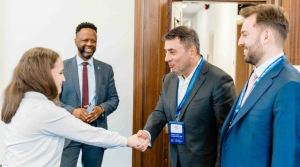 e infra si london business school burse de 500 000 de euro pentru formarea viitorilor lideri romani