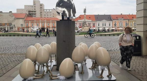 la timisoara este scandal din cauza oualor cu picioare puse langa o statuie artistul cere sa fie mutate primaria nu vrea
