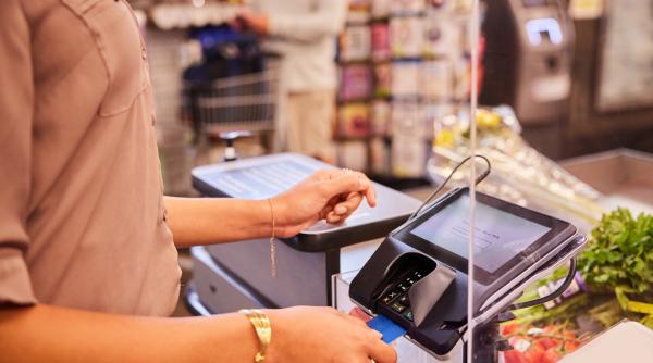 o casiera a fost concediata dupa 20 de ani de munca pentru ca nu a scanat doua produse in valoare de 30 de euro