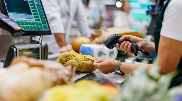 o casiera a fost concediata pentru ca nu a inregistrat la casa o oala si o strecuratoare in valoare de 30 de euro