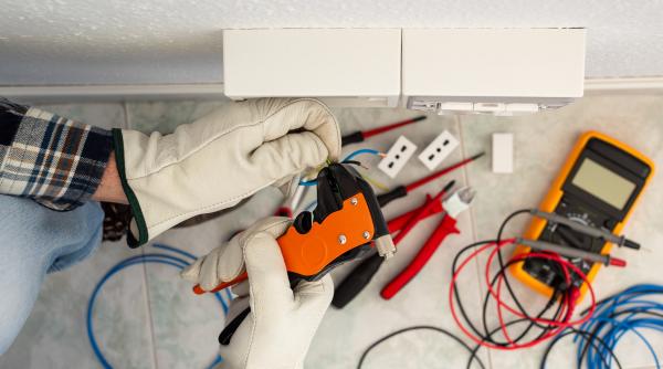 tinerii din romania nu mai fac facultate ci aleg cursurile de calificare dupa absolvire pot face pana la 10 000 de lei pe luna