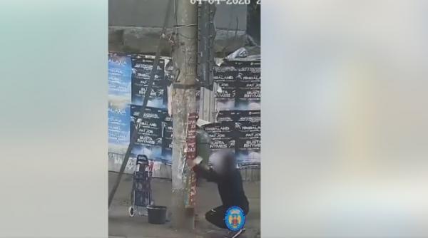 un barbat prins pe camerele video din bucuresti cand lipea ilegal afise prin oras politia locala a anuntat amenda usturatoare