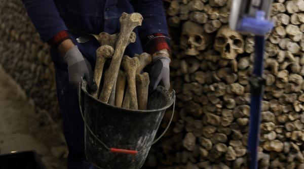 craniile si oasele a sase milioane de oameni isi asteapta vizitatorii au fost redeschise catacombele parisului